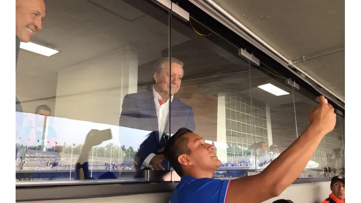 Afición de Cruz Azul protesta contra Víctor Garcés tras su llegada a CU
