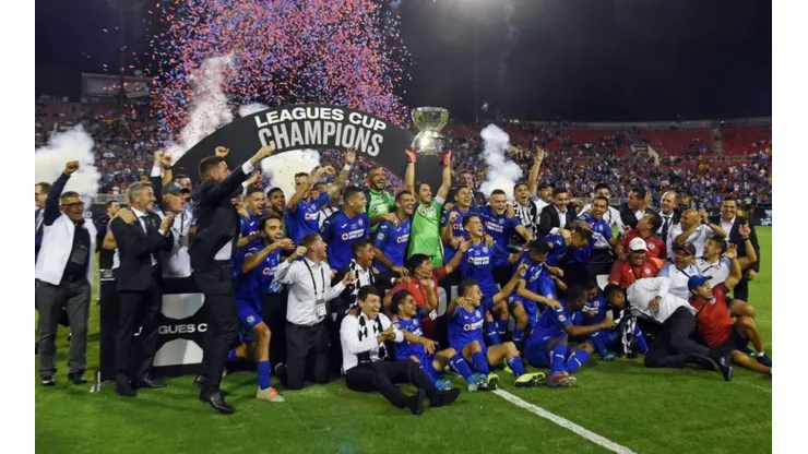 Cruz Azul levantando el trofeo de la Leagues Cup.