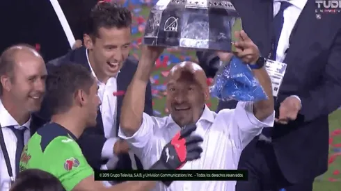 Corona cede el trofeo al Conejo para que festeje otra copa con Cruz Azul