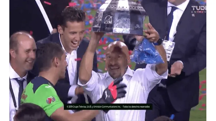 Corona cede el trofeo al Conejo para que festeje otra copa con Cruz Azul