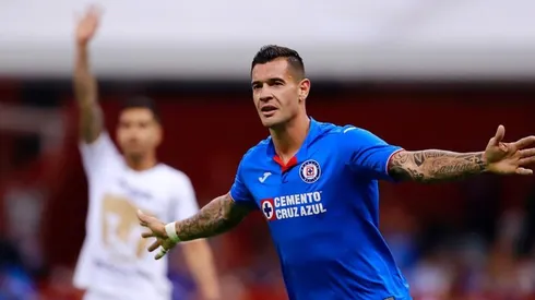 Milton Caraglio celebrando sus goles ante Pumas.