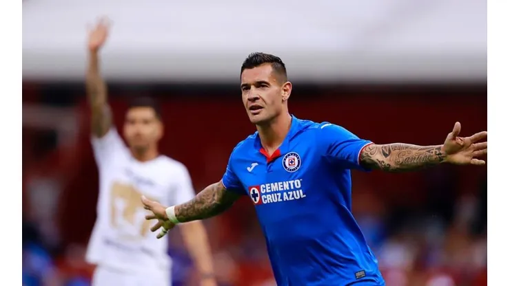 Milton Caraglio celebrando sus goles ante Pumas.