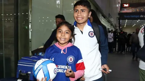 Aficionados esperando la llegada de Cruz Azul.