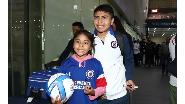 Aficionados esperando la llegada de Cruz Azul.