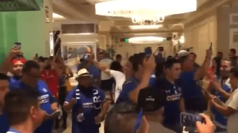 Aficionados toman el hotel de concentración de Cruz Azul