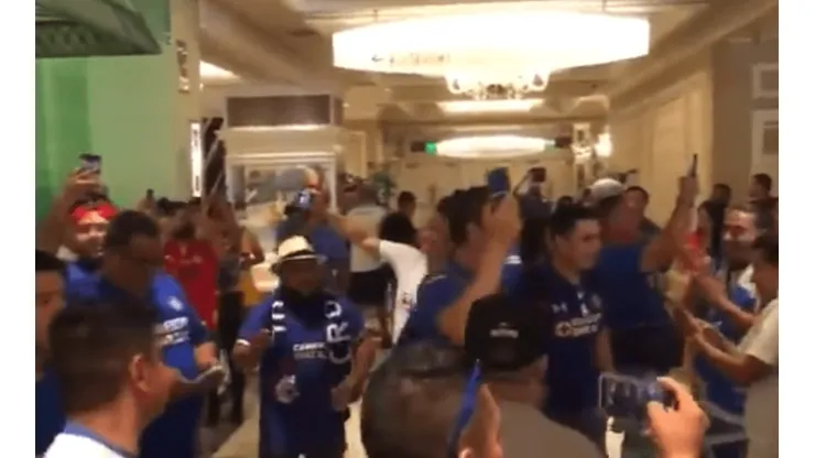 Aficionados toman el hotel de concentración de Cruz Azul