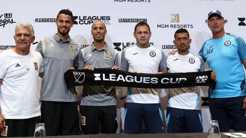 Jugadores y Cuerpo Técnico en la conferencia de prensa.