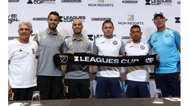 Jugadores y Cuerpo Técnico en la conferencia de prensa.