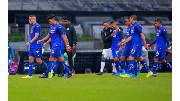 Jugadores de Cruz Azul saliendo del campo de juego.