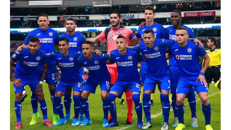 Formación titular en el partido con Chivas.
