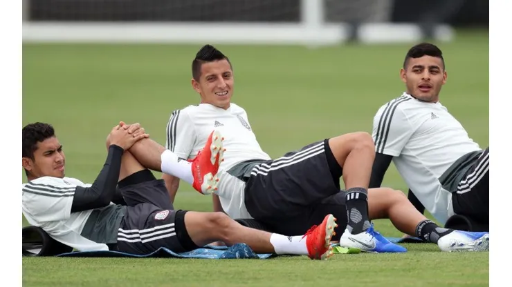 Orbelín Pineda y Roberto Alvarado con la Selección Mexicana.
