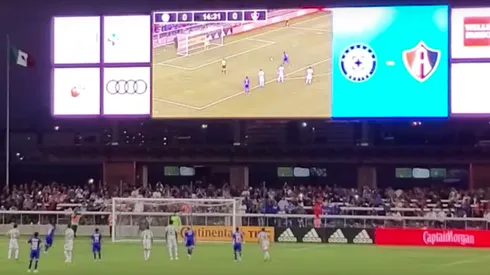 VIDEO: Bryan Angulo falló un penal en el amistoso de Cruz Azul vs Atlas