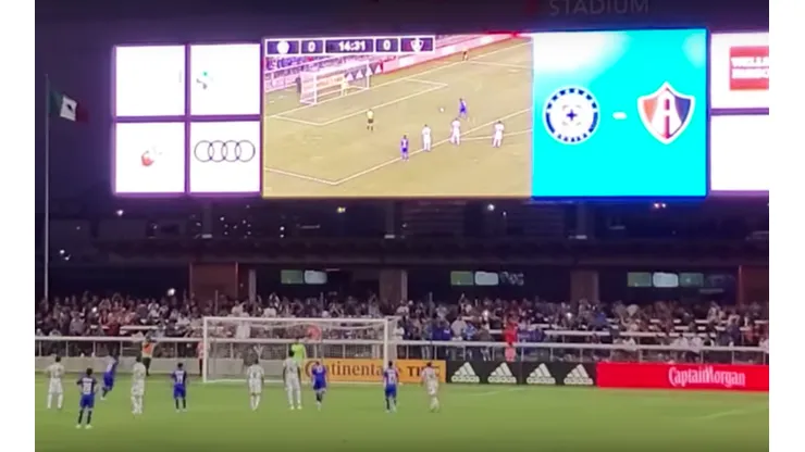 VIDEO: Bryan Angulo falló un penal en el amistoso de Cruz Azul vs Atlas