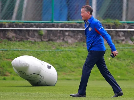 Directiva de Cruz Azul sigue reunida por el DT y con Peláez presente