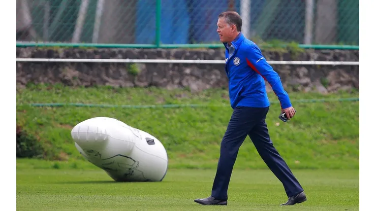 Directiva de Cruz Azul sigue reunida por el DT y con Peláez presente
