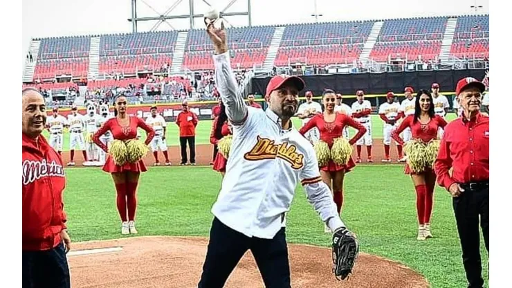 Conejo Pérez lanzó la primera bola de los Playoffs del béis mexicano