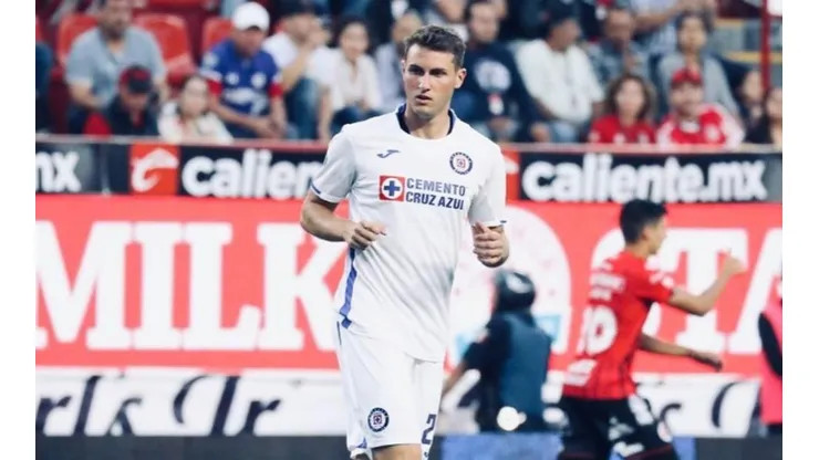 Ovación brutal para Santiago Giménez en su ingreso por Cruz Azul