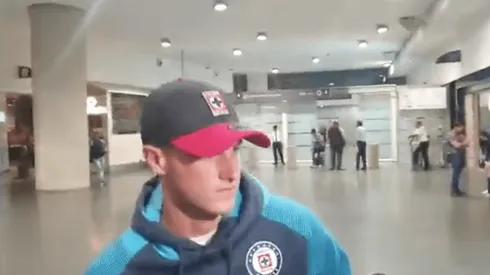 Santiago Giménez dialogando con los medios de comunicación.