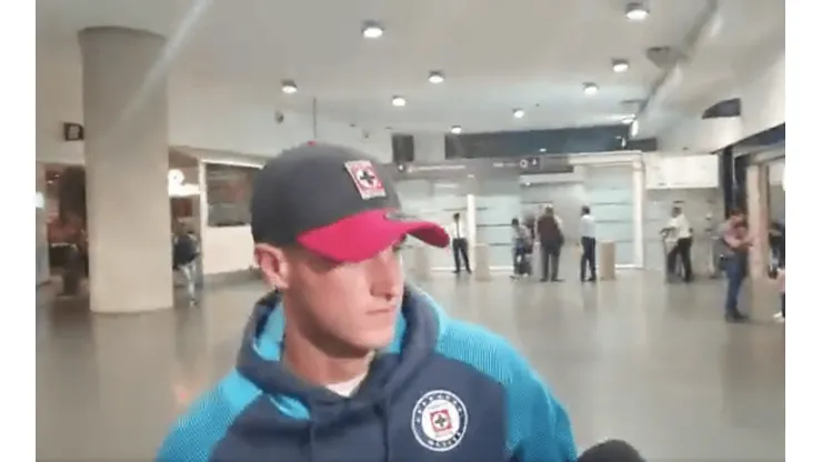 Santiago Giménez dialogando con los medios de comunicación.