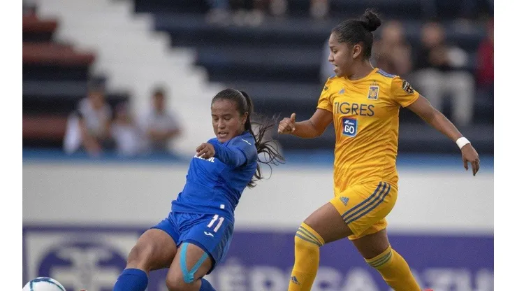 Cruz Azul Femenil enfrentando a Tigres.