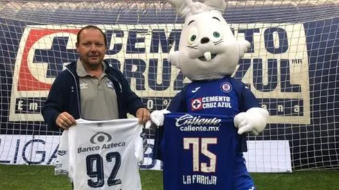 Amistoso intercambio de camisetas entre Cruz Azul y Puebla