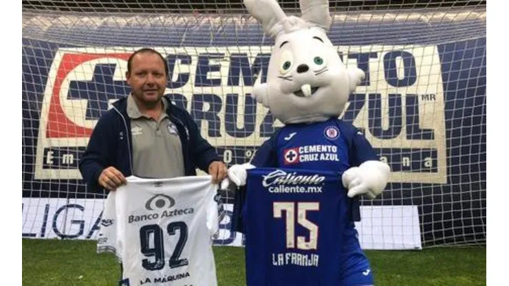 Amistoso intercambio de camisetas entre Cruz Azul y Puebla