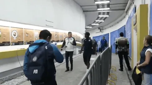 Bryan Angulo llega al Azteca acompañado de Peláez