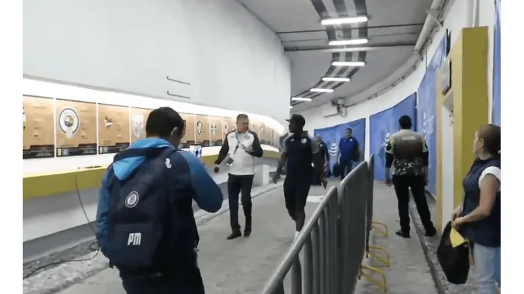 Bryan Angulo llega al Azteca acompañado de Peláez