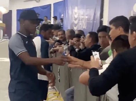 Bryan Angulo fue a ver a Cruz Azul y salió a lo rockstar dando autógrafos