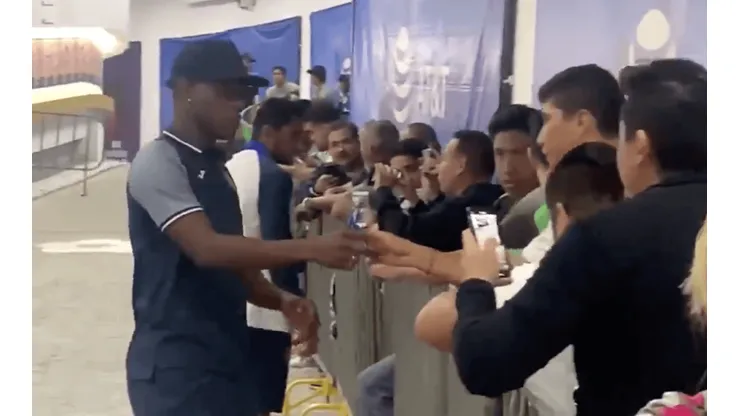 Bryan Angulo fue a ver a Cruz Azul y salió a lo rockstar dando autógrafos