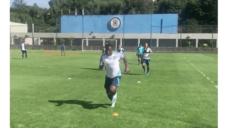 Bryan Angulo ya está en México y entrena con Cruz Azul mientras espera su transfer