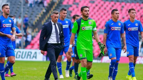 Los jugadores junto al entrenador, luego de la victoria del último sábado frente a Juárez.