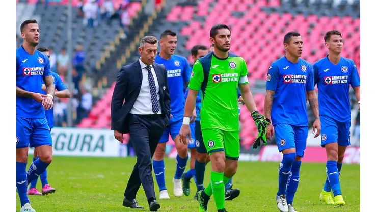 Los jugadores junto al entrenador, luego de la victoria del último sábado frente a Juárez.