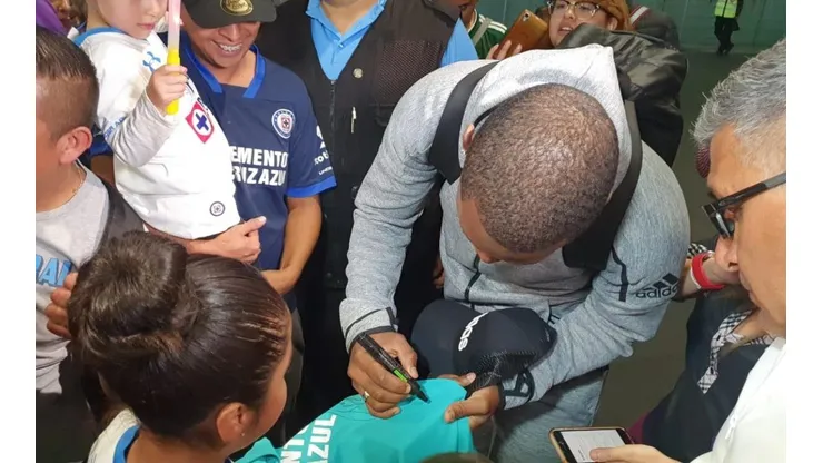 Locura celeste en el aeropuerto de la CDMX para recibir a Bryan Angulo