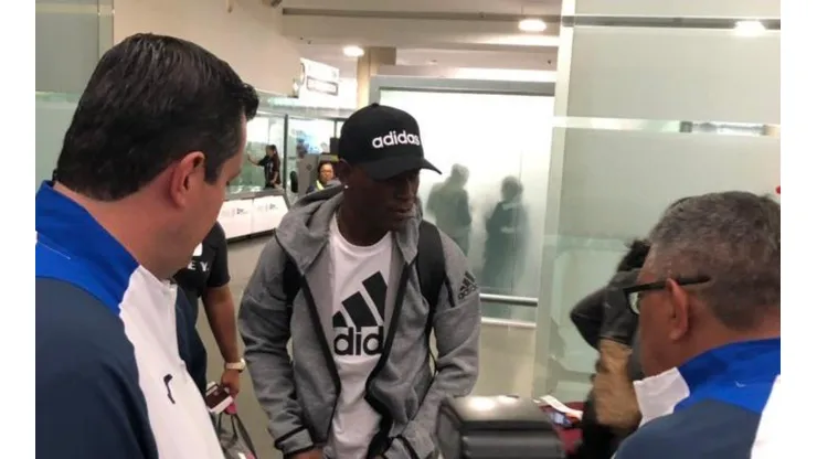 ¡Ya está aquí! Bryan Angulo llega a México para firmar con Cruz Azul