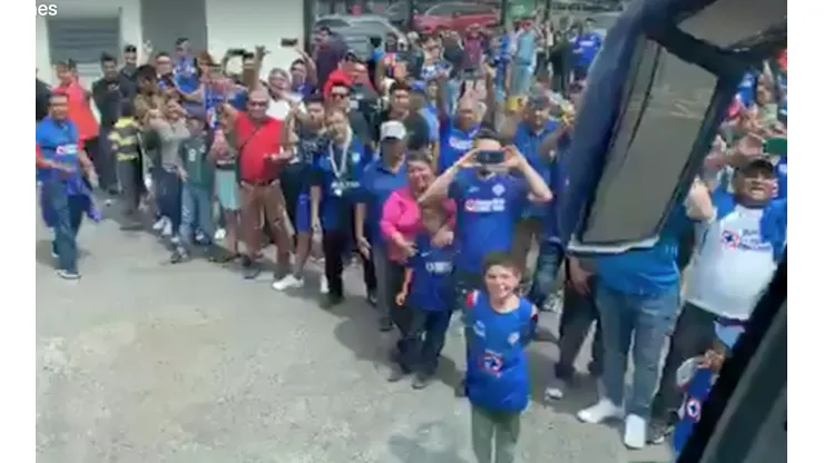 Cruz Azul llega a La Corregidora para enfrentar a Querétaro apoyado por miles de aficionados