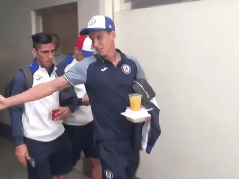Igor Lichnovsky sale cojeando de La Corregidora y preocupa en Cruz Azul