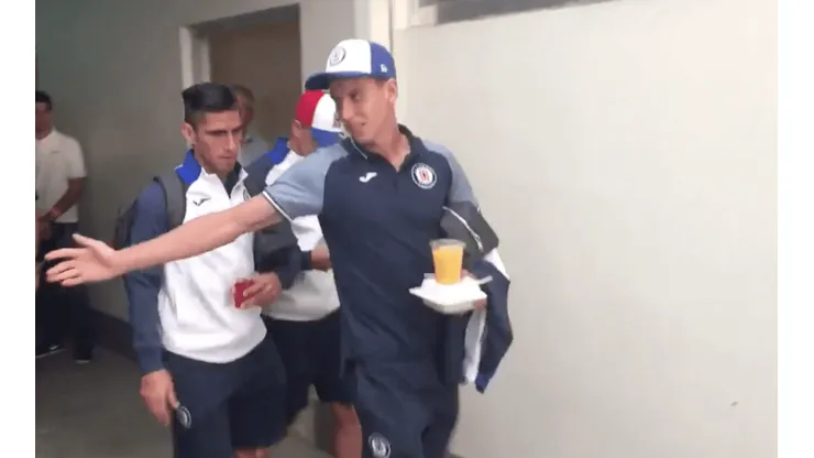 Igor Lichnovsky sale cojeando de La Corregidora y preocupa en Cruz Azul