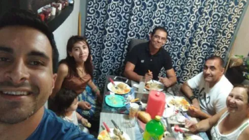 Julio Zamora compartiendo con la familia que lo arropó.