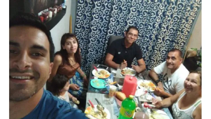 Julio Zamora compartiendo con la familia que lo arropó.