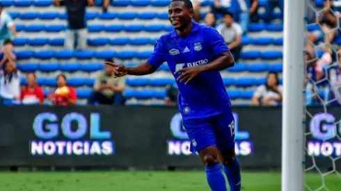 Brayan Angulo en un partido por Emelec.