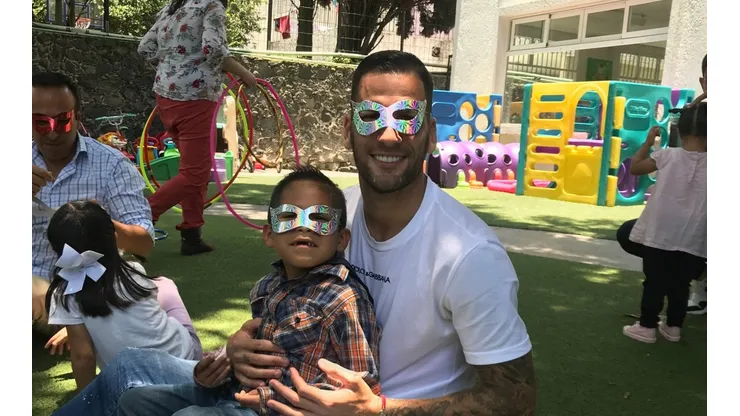 Edgar Méndez compartiendo con los niños.