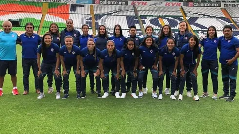 Plantel de Cruz Azul reconociendo el campo de juego.