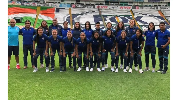 Plantel de Cruz Azul reconociendo el campo de juego.