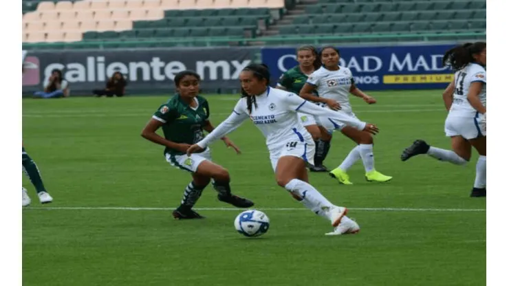 Cruz Azul Femenil enfrentando a León.