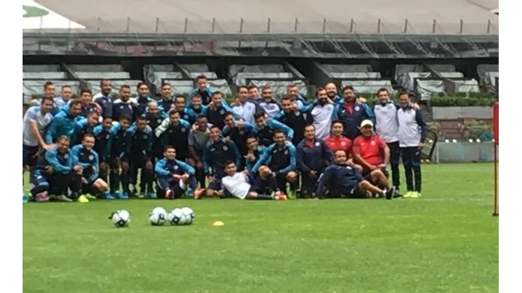 Cruz Azul reconoce cancha en el Azteca y entrena con el Conejo