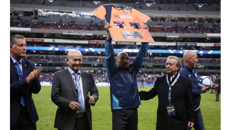 Intenta no llorar: la última vuelta olímpica del Conejo Pérez en Cruz Azul
