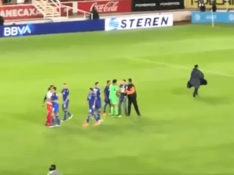 El momento en que un aficionado de Cruz Azul ingresó a la cancha