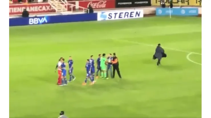 El momento en que un aficionado de Cruz Azul ingresó a la cancha