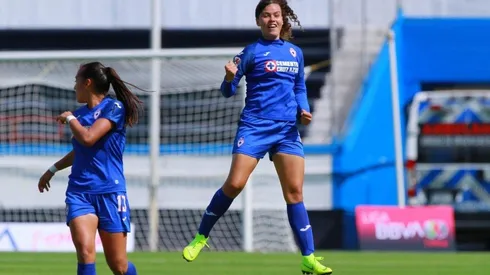 Jugadores de la Femenil celebrando el triunfo.